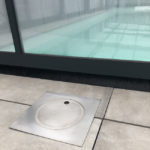 Découpe laser sur-mesure de bonde de fond en inox pour piscine et grille caniveau