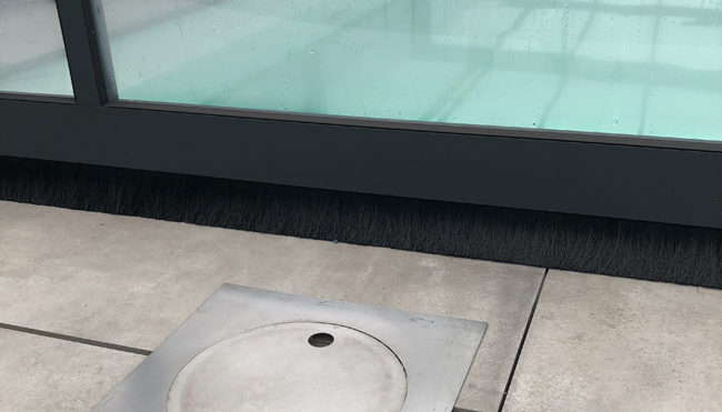 Découpe laser sur-mesure de bonde de fond en inox pour piscine et grille caniveau