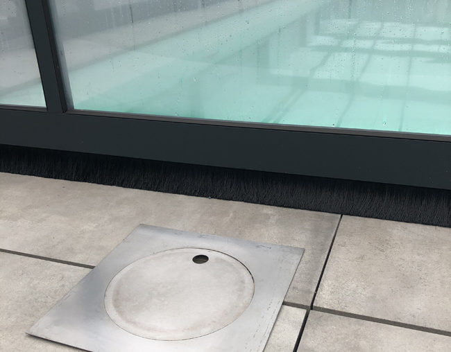 Découpe laser sur-mesure de bonde de fond en inox pour piscine et grille caniveau