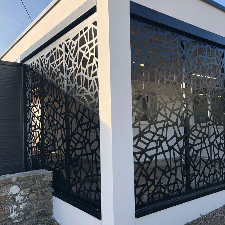 Brise-vue métal ajouré posé en façade