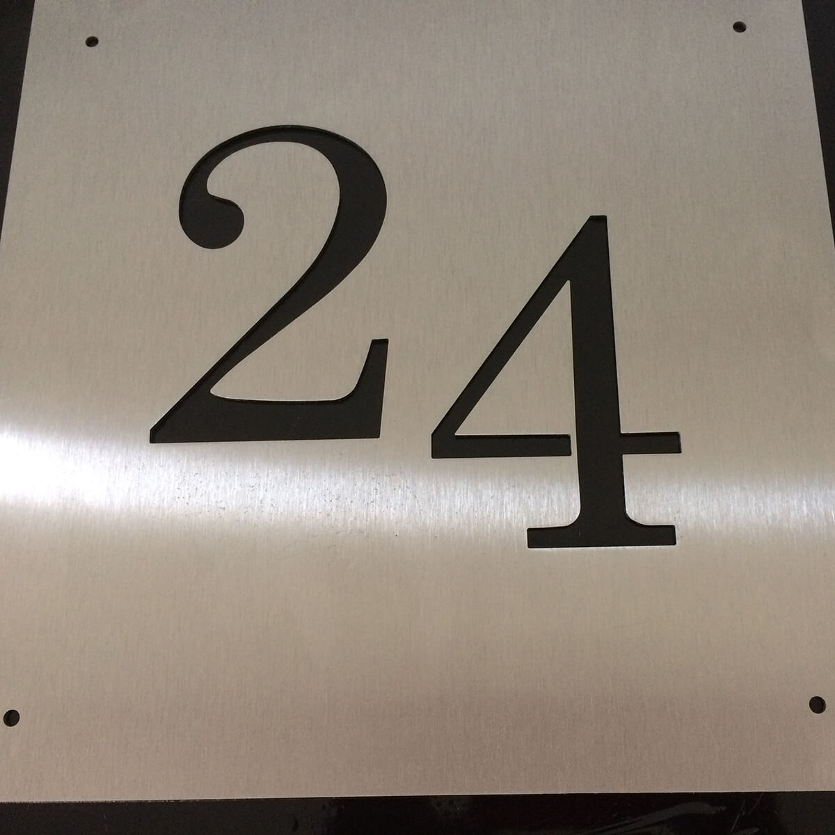 Plaque numéro 24 en inox brossé, chiffres découpés