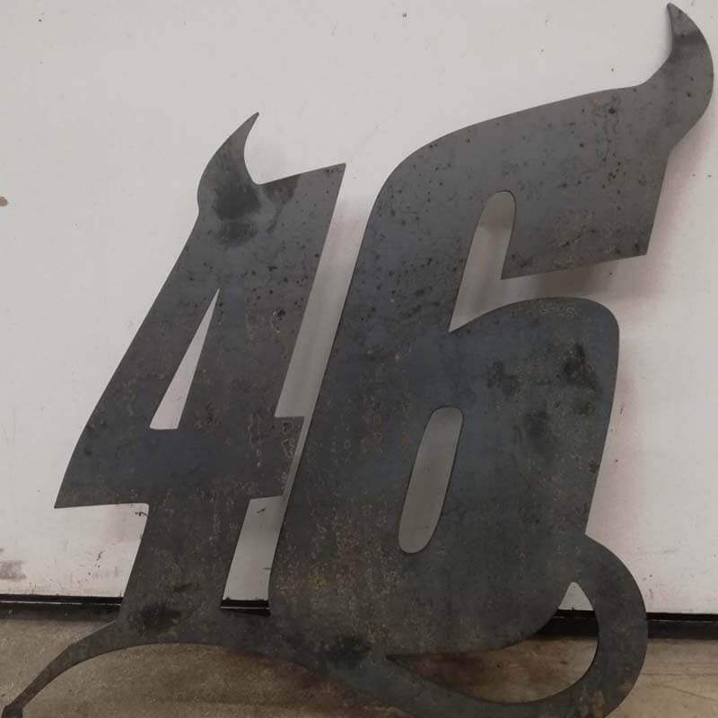 Numéro 46 en acier découpé au laser