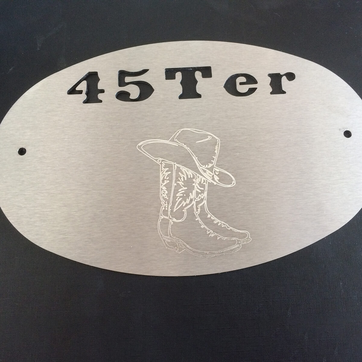Gravure laser d'un motif sur une plaque en inox