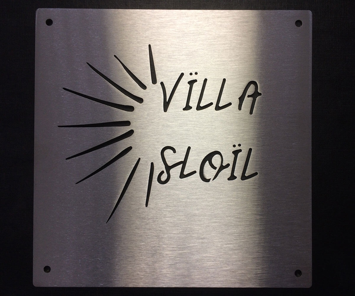 Plaque inox « Villa Sloïl » découpée au laser, fixée par quatre vis