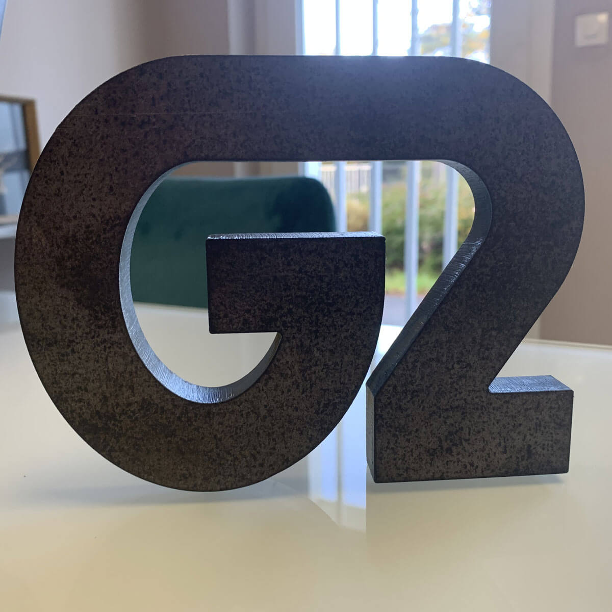 Trophée en acier découpé au laser en forme de lettres sur socle
