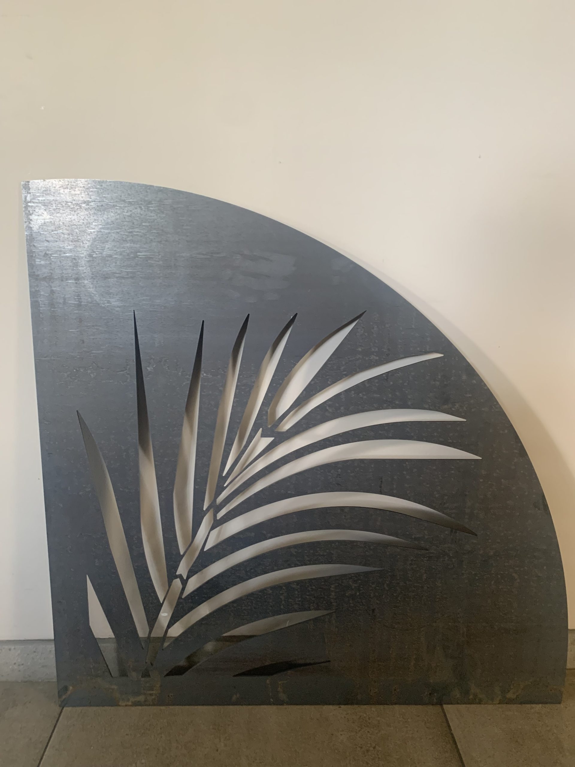 Panneau ajouré motif palme en acier découpé au laser