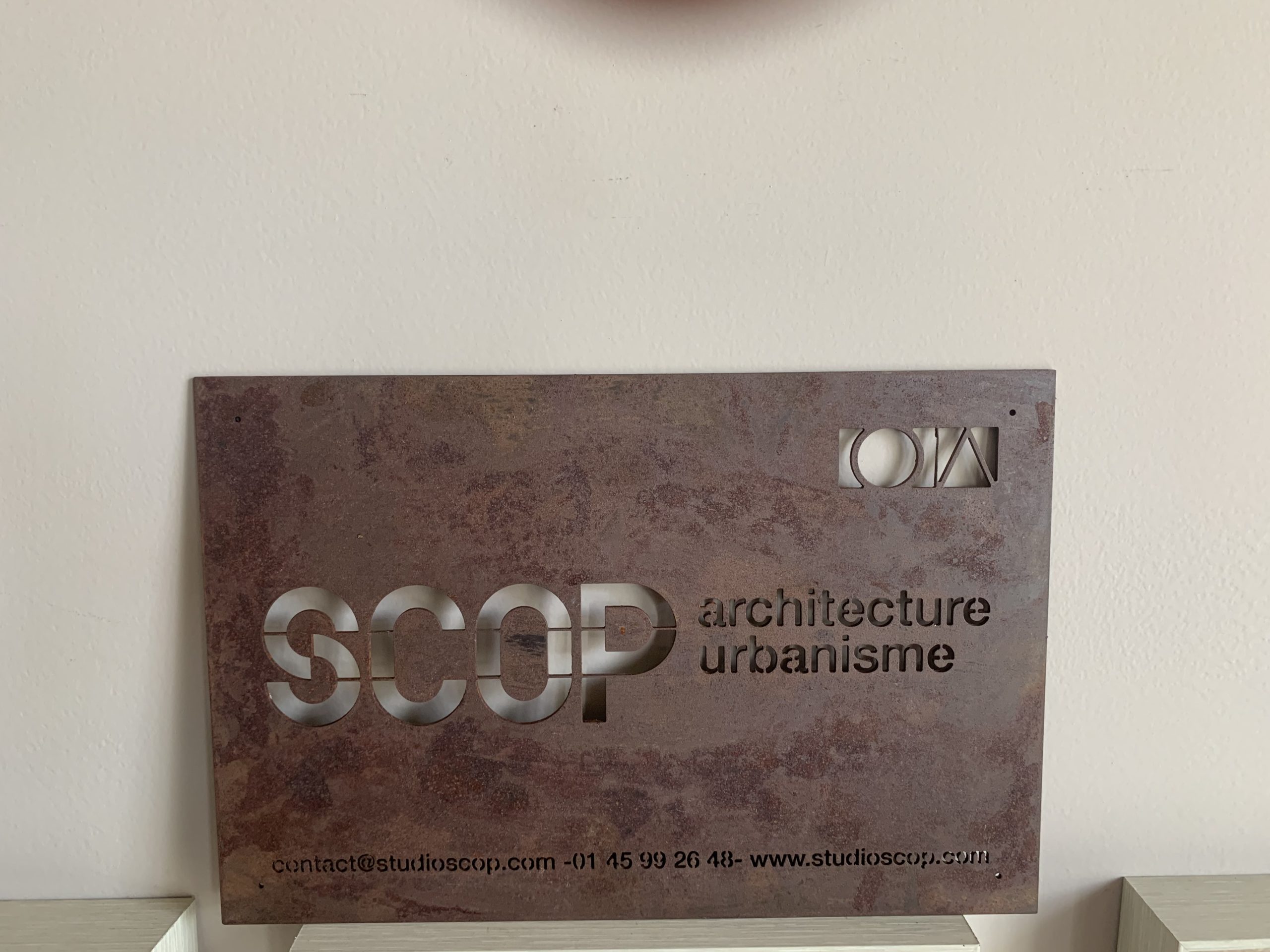 Plaque professionnelle en acier corten « SCOP architecture urbanisme »