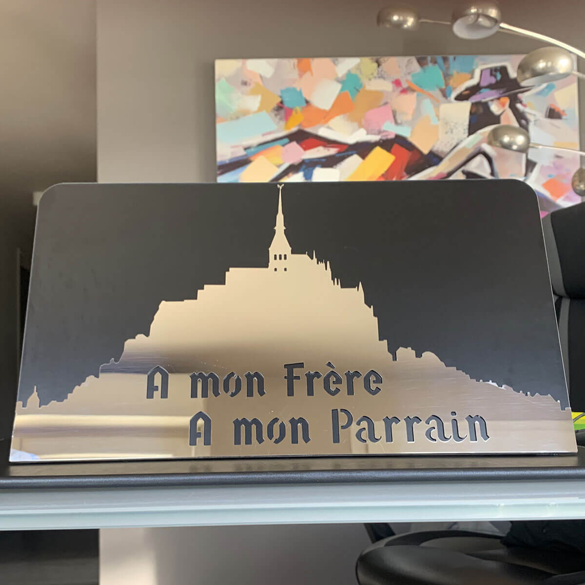 Plaque du souvenir « À mon frère, à mon parrain » avec silhouette du Mont-Saint-Michel