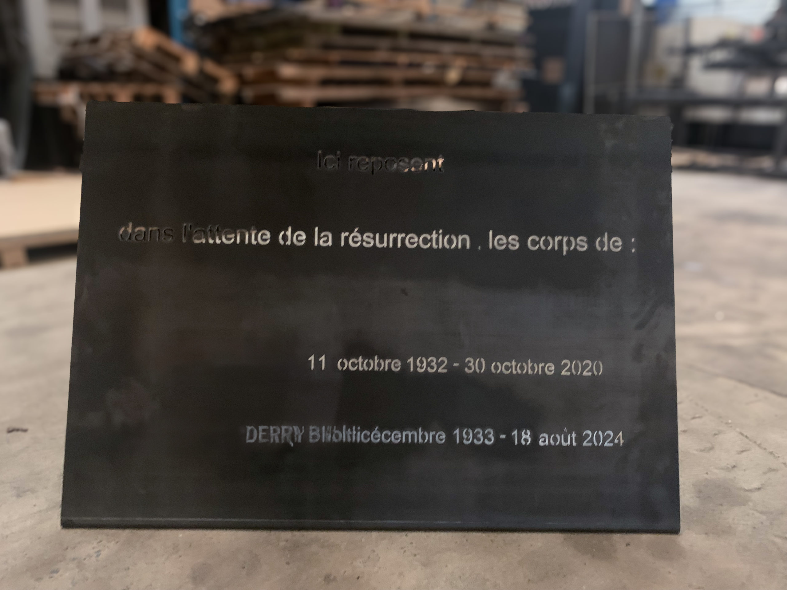 Plaque funéraire en métal, épitaphe et dates gravées