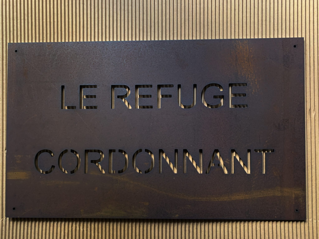 plaque signalétique entreprise en métal